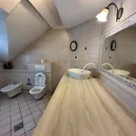 民宿 Adax With Huge Garden, Swimming Pool And Bbq 卢布尔雅那